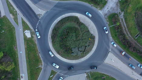 Belebter-Kreisverkehr-Mit-Grünen-Pflanzen-Aus-Der-Luft-Und-Verkehr,-Aufnahme-Von-Oben-In-Montpellier,-Frankreich